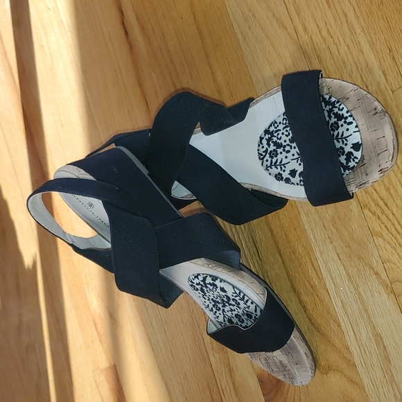 Bandolino Womens Size 10 Black Wedge Sandals criss-cross strap "Kenly" style - Picture 7 of 7